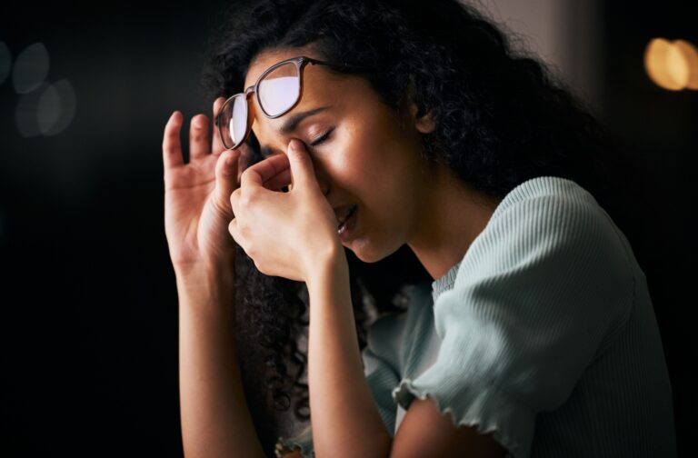 How to Avoid Eye Strain During a Late-Night Streaming Marathon (Without Stopping the Fun)